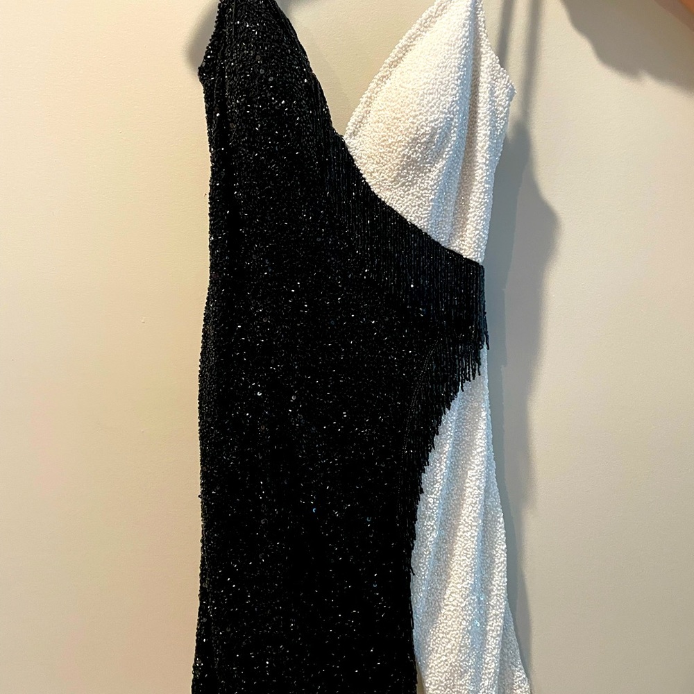 BLACK AND WHITE SHERRI HILL COCKTAIL DRESS